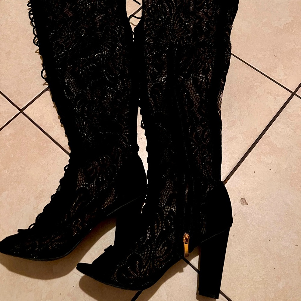 Women’s Thick Heeled Lace Boots